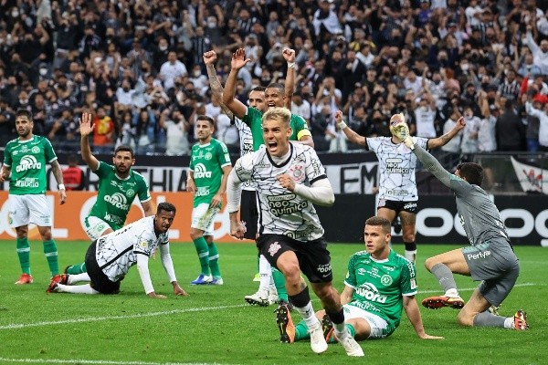 Roger Guedes comemorando gol da vitória contra a Chapecoense. (Foto: Marcello Zambrana/AGIF)