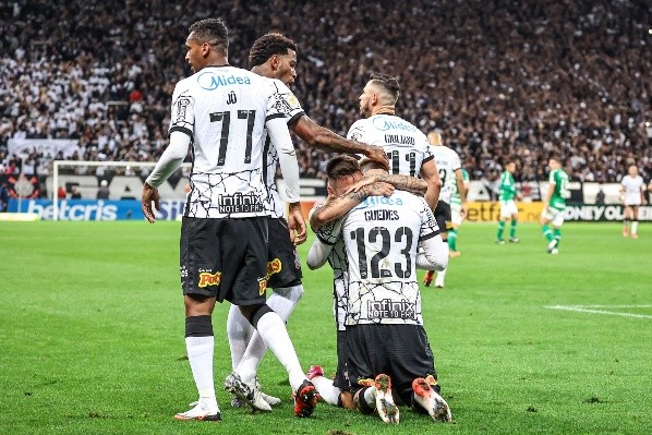 Jô é o atacante mais utilizado como camisa 9 por Sylvinho - Foto: Marcello Zambrana/AGIF