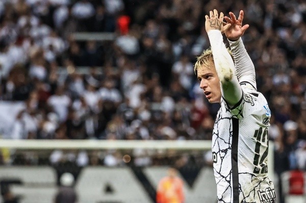 Roger Guedes comemorando gol. (Foto: Marcello Zambrana/AGIF)