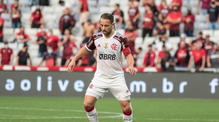 Everton Ribeiro se revoltou com a decisão tomada pela arbitragem sobre o atacante Renato Kayser. Foto: Robson Mafra/AGIF