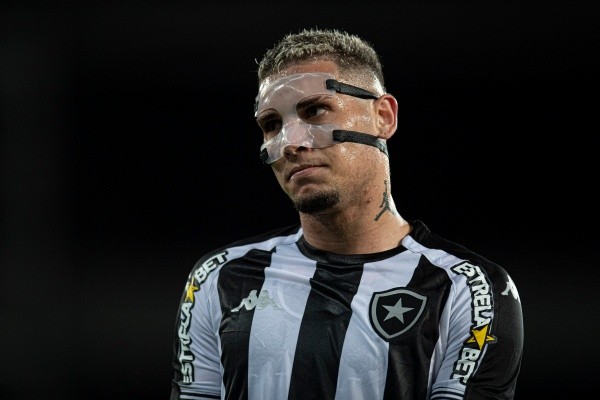 Rafael Navarro fez ótima temporada no Botafogo em 2021 (Foto: Jorge Rodrigues/AGIF)