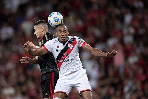 Foto: Jorge Rodrigues/AGIF – Marlon (foto) tem contrato até dezembro no Atlético-GO e Santos tem interesse no volante