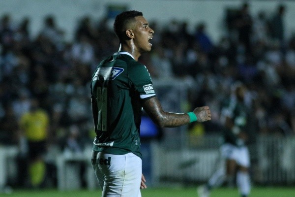 Foto:João Vitor Rezende Borba/AGIF – Alef Manga está emprestado pelo Volta Redonda ao Goiás