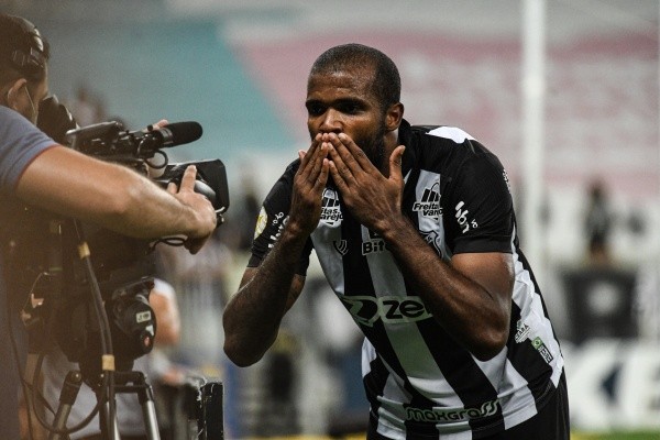 Foto: Kely Pereira/AGIF – Messias ainda tem mais um ano de contrato no Ceará, mas está próximo do Santos