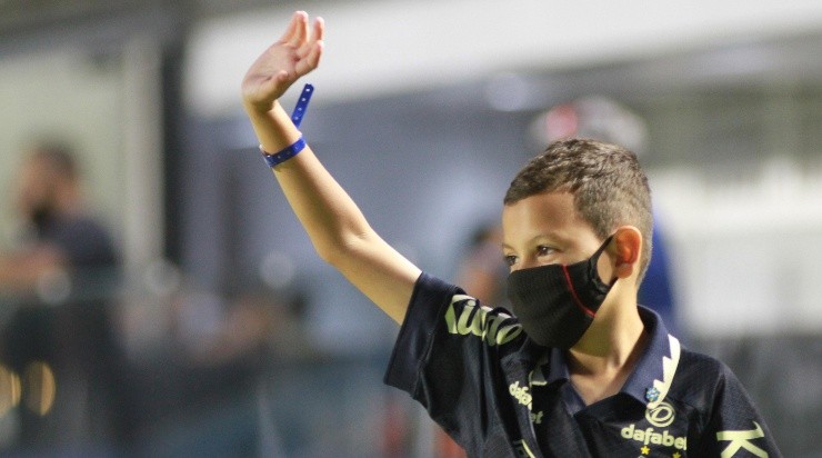 Bruninho saúda a torcida santista antes da partida (Foto: Fernanda Luz/AGIF)