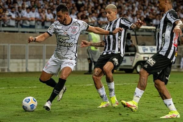 Diego Costa do Atlético poderá reforçar Corinthians (Foto: Alessandra Torres/AGIF)