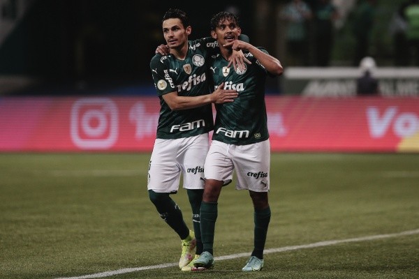 Foto: Ettore Chiereguini/AGIF -Gustavo Scarpa jogador do Palmeiras comemora seu gol com Raphael Veiga jogador da sua equipe durante partida contra o Atlético-GO