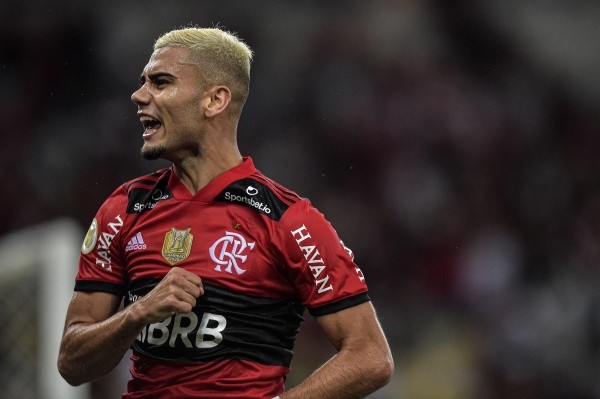 Foto: (Thiago Ribeiro/AGIF) - Andreas Pereira tem 25 jogos disputados com o manto rubro-negro, tendo marcado cinco gols e concedido uma assistência