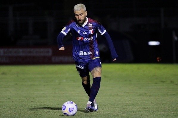 Foto: Guilherme Drovas/AGIF – Lucas Lima em ação pelo Fortaleza