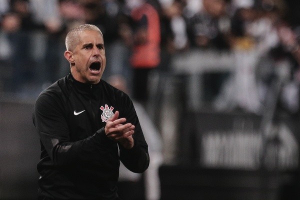 Ettore Chiereguini/AGIF/ Sylvinho na Neo Química Arena comandando o Corinthians