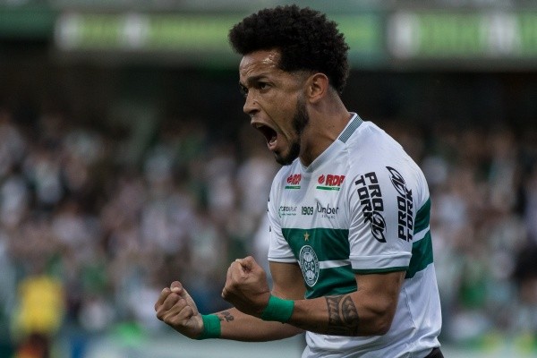Foto: Robson Mafra/AGIF – Rafinha está fora do Coritiba