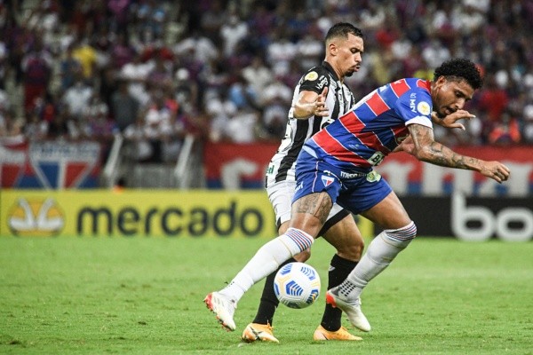 Foto:Kely Pereira/AGIF – Éderson é titular absoluto do Fortaleza de Vojvoda e pode render lucro ao Corinthians