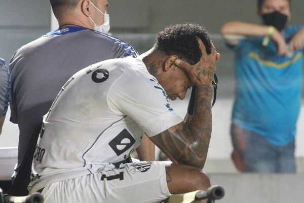 Foto: Fernanda Luz/AGIF – Marinho, jogador do Santos, lamenta contusão
