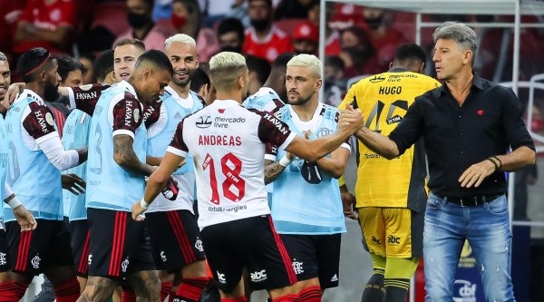RS - Porto Alegre - 20/11/2021 - BRASILEIRO A 2021, INTERNACIONAL X FLAMENGO - Andreas jogador do Flamengo comemora seu gol com Renato Portaluppi tecnico do seu time durante partida contra o Internacional no estadio Beira-Rio pelo campeonato Brasileiro A 2021. Foto: Pedro H. Tesch/AGIF