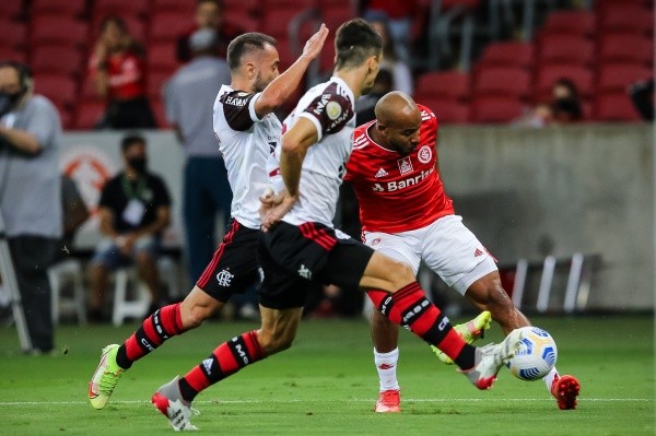 Pedro H. Tesch/AGIF – Rodrigo Caio em ação pelo Flamengo