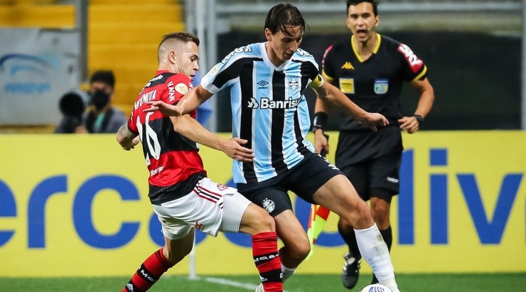 Foto: Pedro H. Tesch/AGIF - O volante chegou a ser utilizado pelo Mengão na reta final de 2021