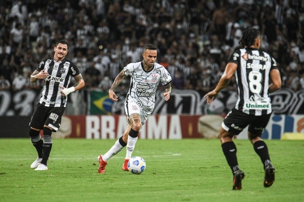 Kely Pereira/AGIF/ Luan em campo com a camisa do Corinthians. 