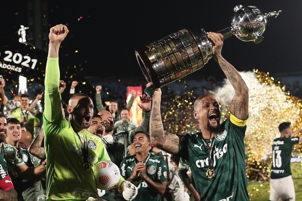 Ettore Chiereguini/AGIF. Felipe Melo segurando a taça da Glória Eterna, em 2021.