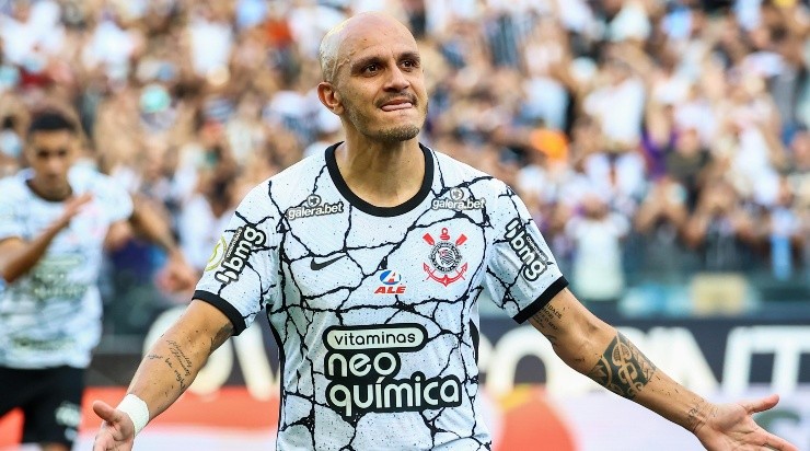 De pênalti, Fábio Santos marcou o gol da vitória do Corinthians sobre o Athletico (Foto: Marcello Zambrana/AGIF)