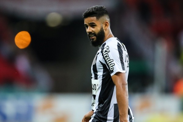 Foto: (Pedro H. Tesch/AGIF) - Felipe Jonatan é o único lateral-esquerdo de origem do Santos