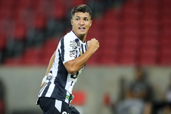 Foto: (Pedro H. Tesch/AGIF) - Marcos Leonardo tem sido destaque nos últimos jogos do Santos, e a torcida clama por sua renovação