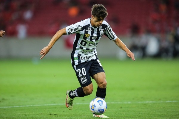 Foto: Pedro H. Tesch/AGIF – Pirani será reintegrado ao elenco do Santos por aprovação de Odair Hellmann