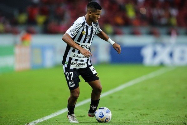 Ângelo não deve jogar contra o Palmeiras (Foto: Pedro H. Tesch/AGIF)