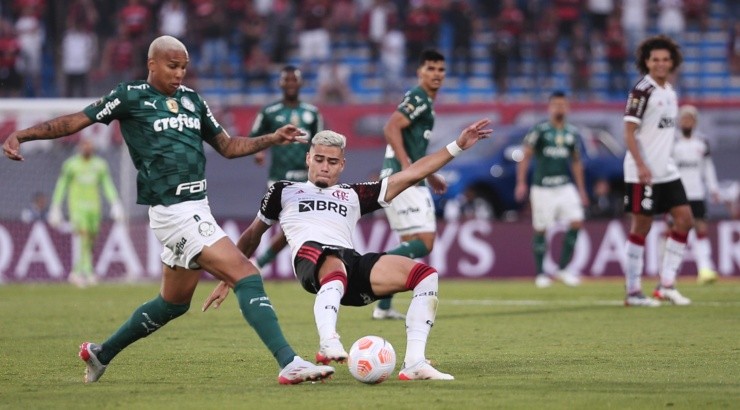 Foto: Ettore Chiereguini/AGIF - Deyverson aproveitou o vacilo de Andreas.