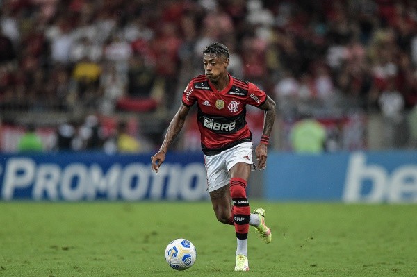 Foto: Thiago Ribeiro/AGIF – Bruno Henrique em ação pelo Flamengo