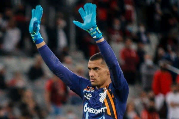 Gabriel Machado/AGIF. Com passagem pela seleção brasileira, Santos é visto como um nome de confiança para assumir a titularidade no gol do Flamengo.