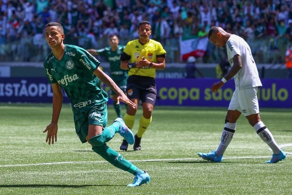 Foto: (Marcello Zambrana/AGIF) - Giovani marcou um dos quatro gols do Palmeiras sobre o Santos na final da Copa São Paulo de Futebol Júnior