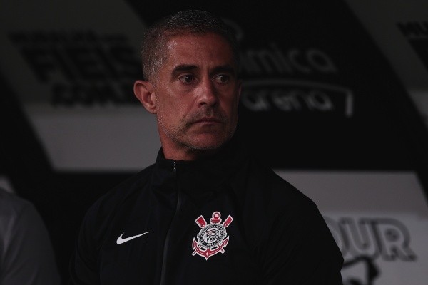 Foto: Ettore Chiereguini/AGIF – Sylvinho destaca que Paulinho ainda não está 100% para começar os jogos