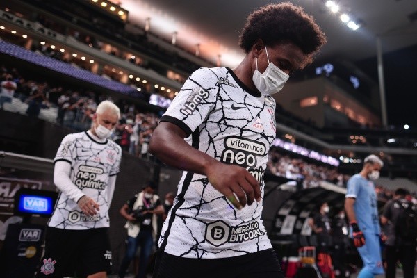 Foto: Ettore Chiereguini/AGIF – Róger Guedes e Willian tem situações indefinidas no Timão