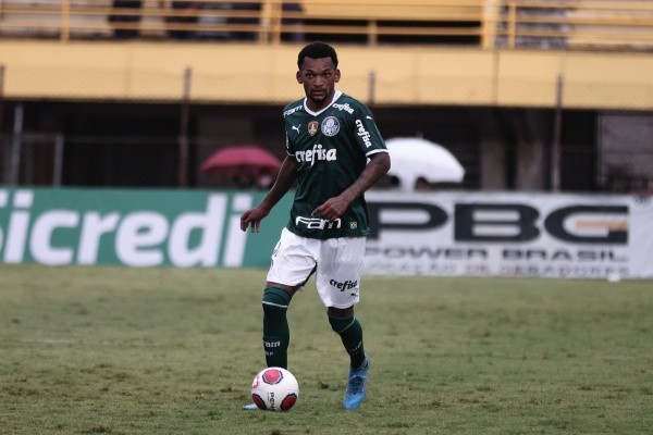 Foto: Ettore Chiereguini/AGIF -Jailson em ação com a camisa do Palmeiras