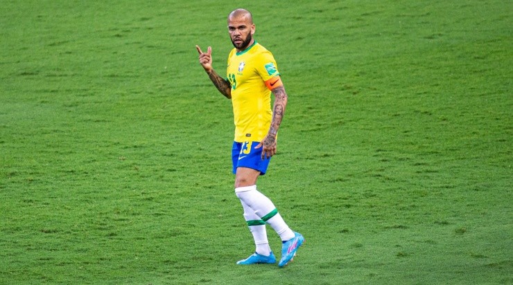  Alessandra Torres/AGIF - Daniel Alves recebe 'conselho' de Tite. 
