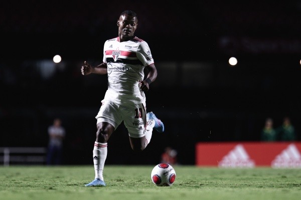 Foto:Ettore Chiereguini/AGIF – Nikão, hoje no São Paulo, foi indicação de Carille à diretoria do Santos antes de demissão