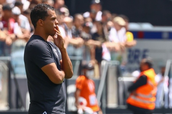 Foto: Marcello Zambrana/AGIF – Em sete partidas no comando do Corinthians, Lázaro venceu seis e empatou um