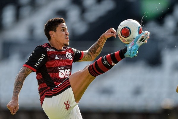 Foto:Thiago Ribeiro/AGIF – Pedro amarga a reserva do Flamengo e foi aconselhado por Richarlison a mudar de ares