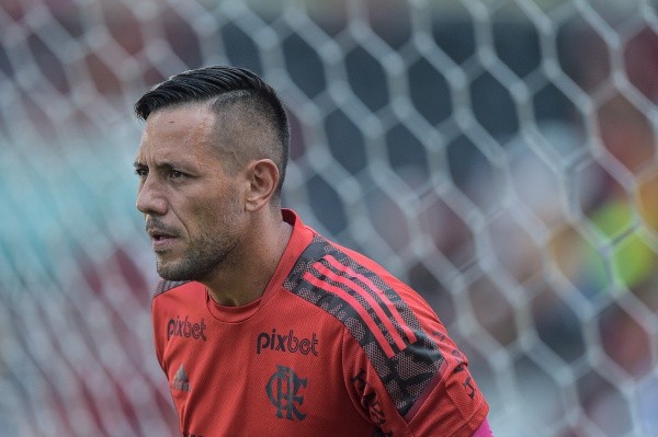 Foto: Thiago Ribeiro/AGIF – Diego Alves foi titular nas últimas temporadas, mas perdeu a vaga para Hugo Souza