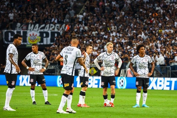 Marcello Zambrana/AGIF/ Corinthians em campo contra a Ponte Preta.