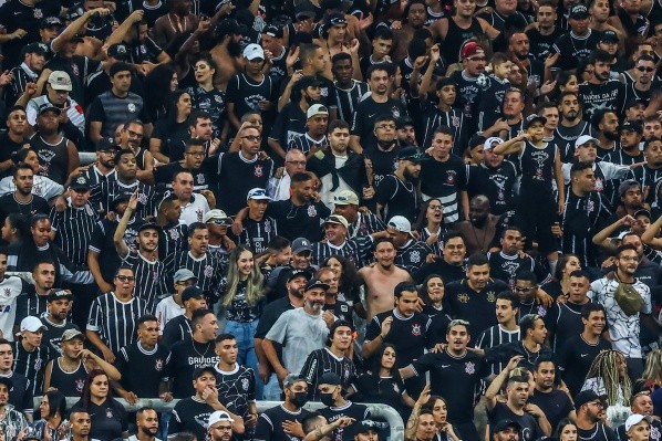 Foto: (Marcello Zambrana/AGIF) - A Fiel Torcida foi elogiada por Vítor Pereira