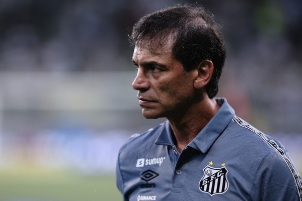 Fabián Bustos foi demitido do Santos (Foto: Ettore Chiereguini/AGIF)