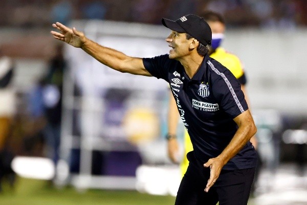Foto: Thiago Calil/AGIF – Fabian Bustos teve tempo para treinar e montar o elenco que irá jogar a Série A
