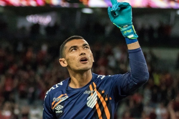 Foto: (Robson Mafra/AGIF) - Depois de fazer história no Athletico-PR, Santos chega ao Flamengo para realizar o sonho de vestir o manto rubro-negro