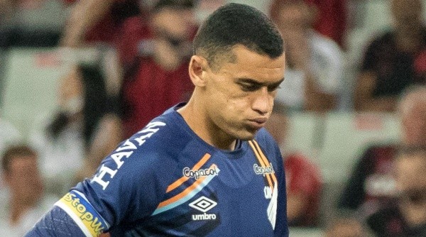 Santos foi contratado pelo Flamengo e deixou o Athletico Paranaense (Foto: Robson Mafra/AGIF)