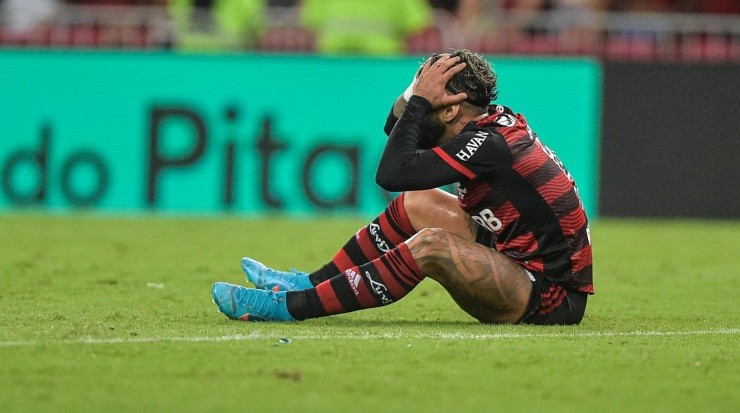 Gabigol desolado após o vice-campeonato do Flamengo no Campeonato Carioca. Foto:Thiago Ribeiro/AGIF