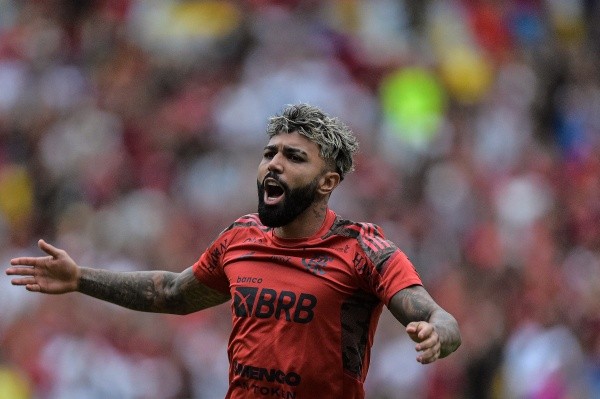 Foto: Thiago Ribeiro/AGIF – Gabigol teve seu carro chutado e foi cercado por torcedores na parte interna do CT