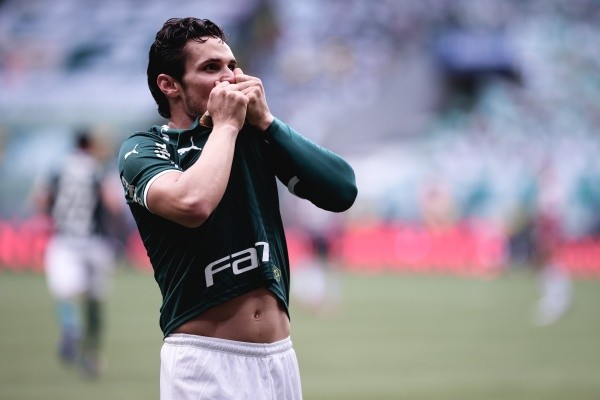 Foto: Ettore Chiereguini/AGIF | Rafael Veiga marcou o terceiro gol do Palmeiras na partida
