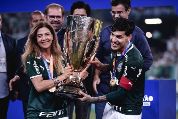 Ettore Chiereguini/AGIF/ Leila Pereira com a taça do Campeonato Paulista. 