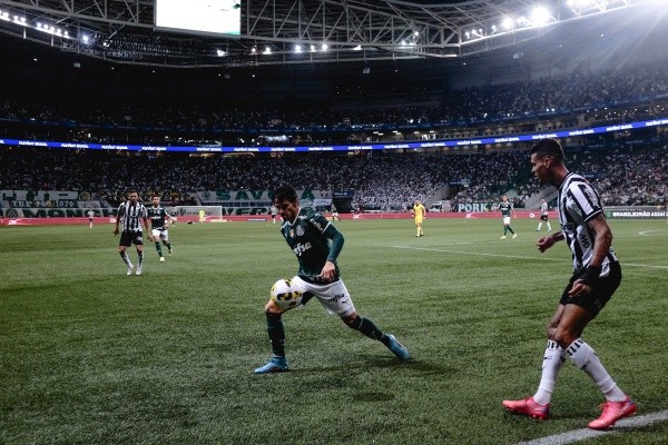 Foto:Ettore Chiereguini/AGIF | Raphael Veiga entra no páreo em disputa por vaga na Seleção Brasileira